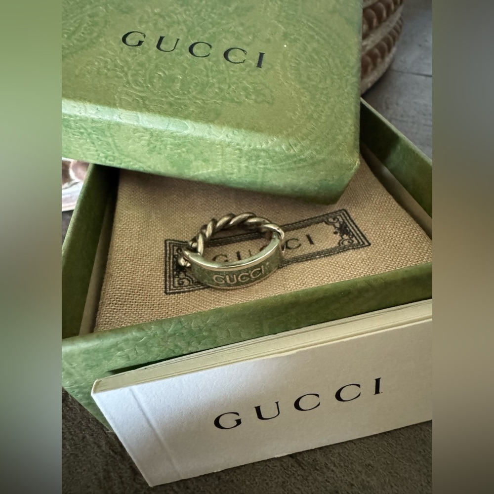 ❌SOLD❌⭐️NEW, RARE⭐️GUCCI STERLING SILVER ENAMEL LOGO PLATE CHAIN RING